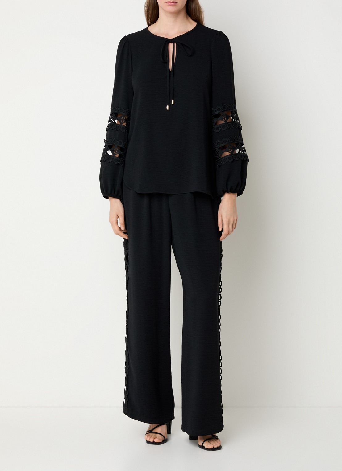 Joseph Ribkoff Tuniek met broderie en opengewerkt detail - voorkant 4 zwart