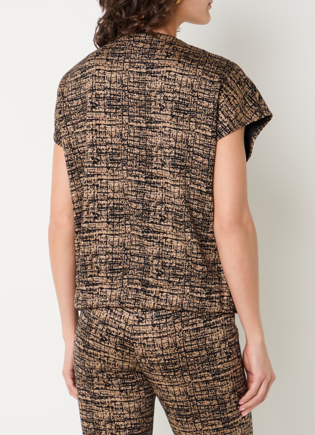Joseph Ribkoff Vets met print en ronde hals - achterkant 2 camel