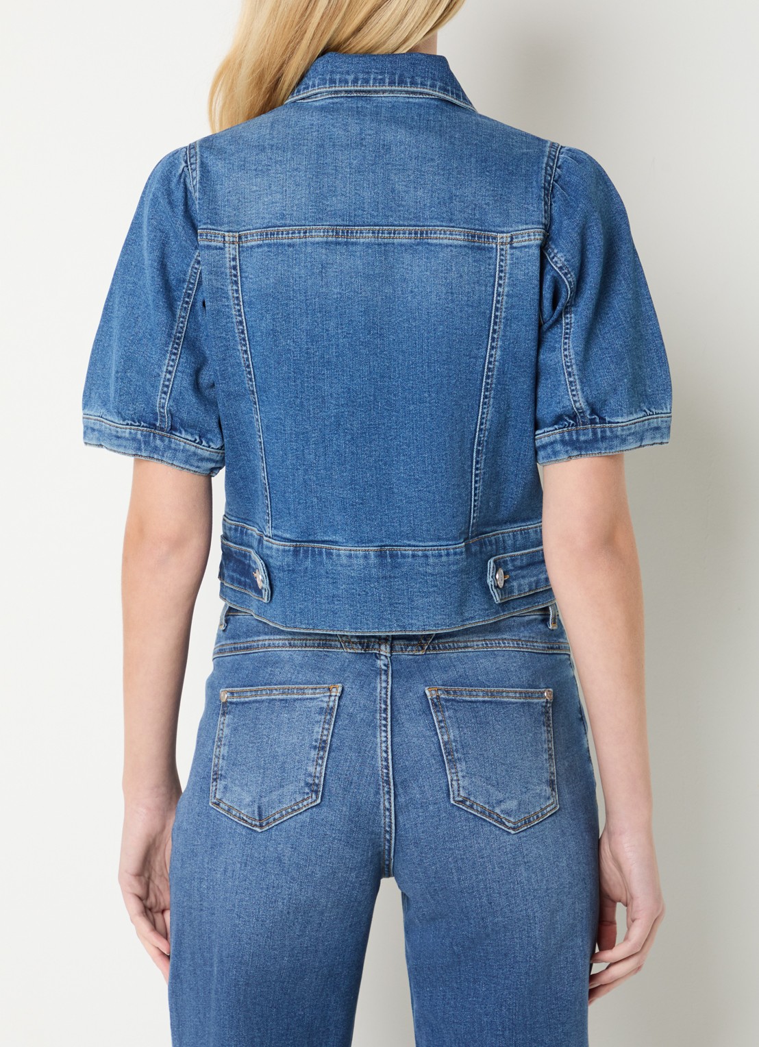 Josephine & Co Baran cropped spijkerjas met borstzakken - achterkant indigo