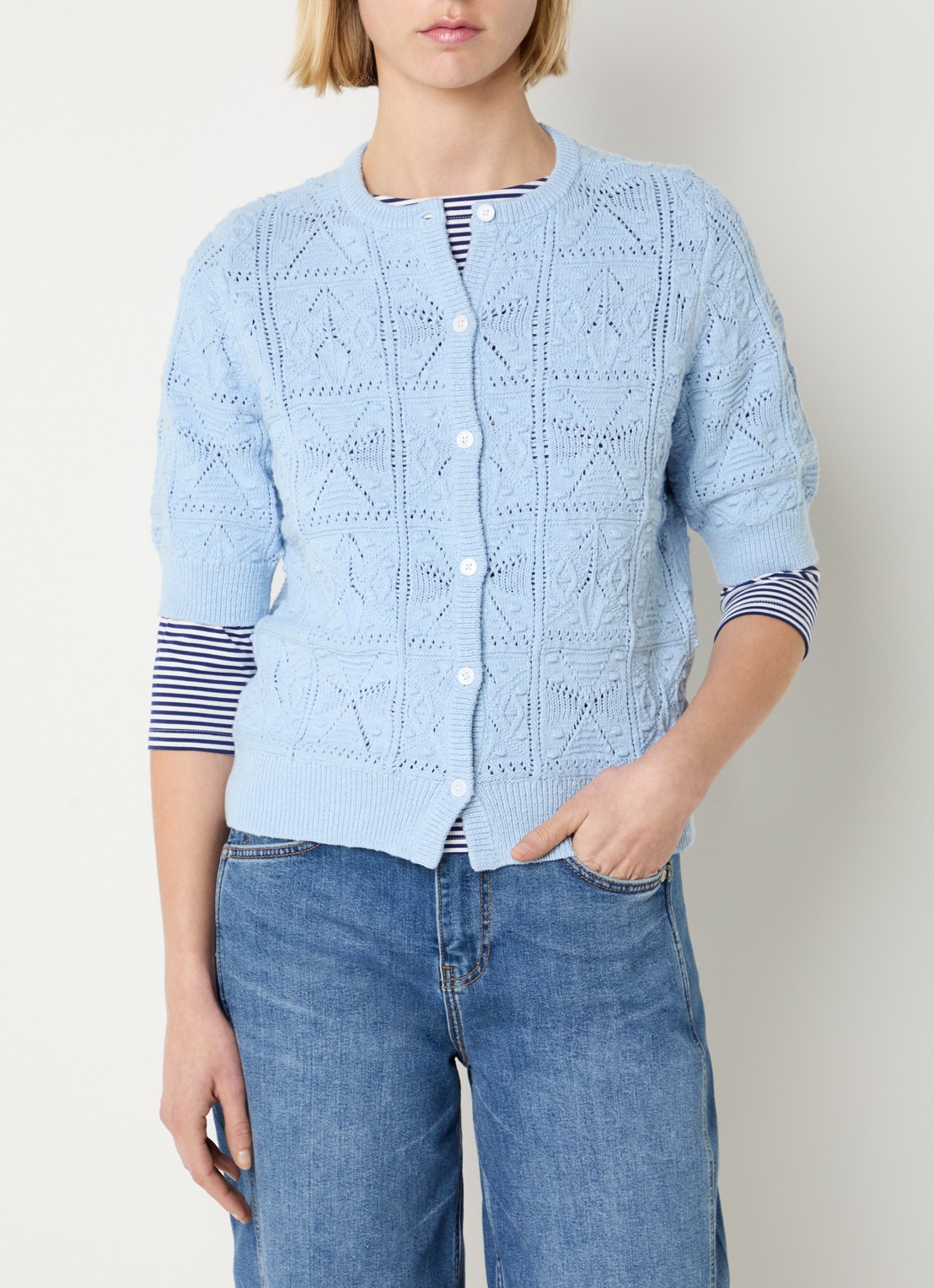 Josephine & Co Beau grofgebreid vest met opengebreid dessin - detail lichtblauw