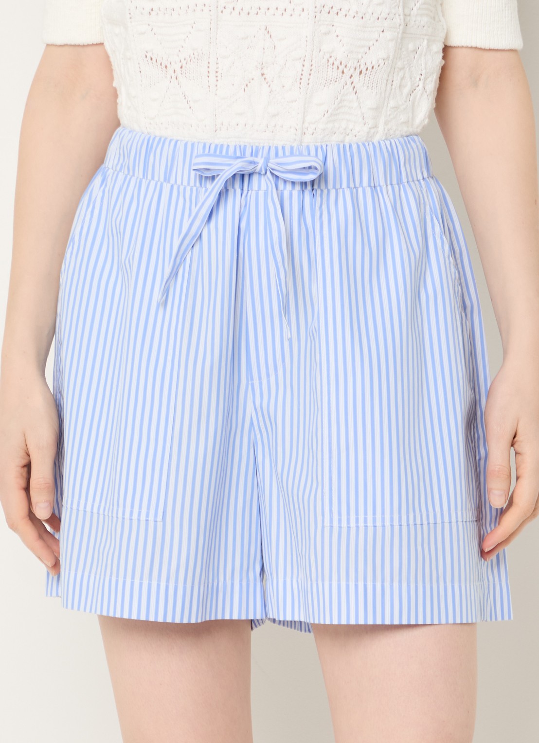 Josephine & Co Benno high waist wide fit korte broek met streepprint - detail 4 lichtblauw