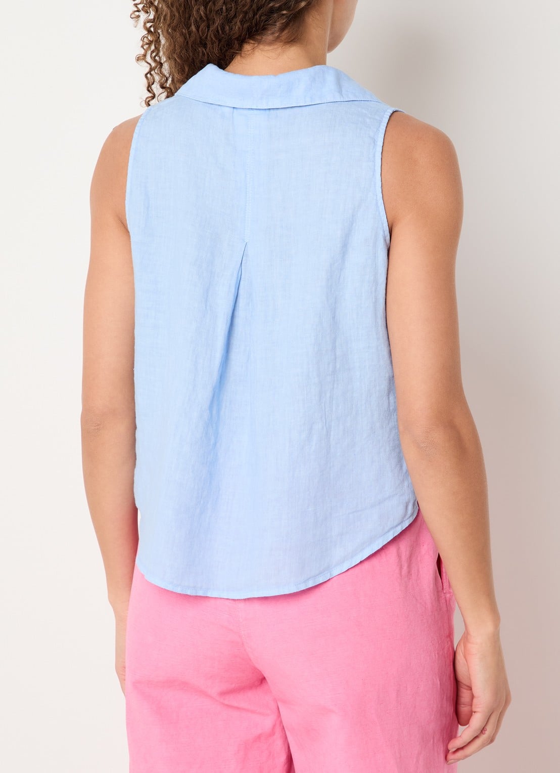 Josephine & Co Bliss mouwloze blouse  - achterkant lichtblauw