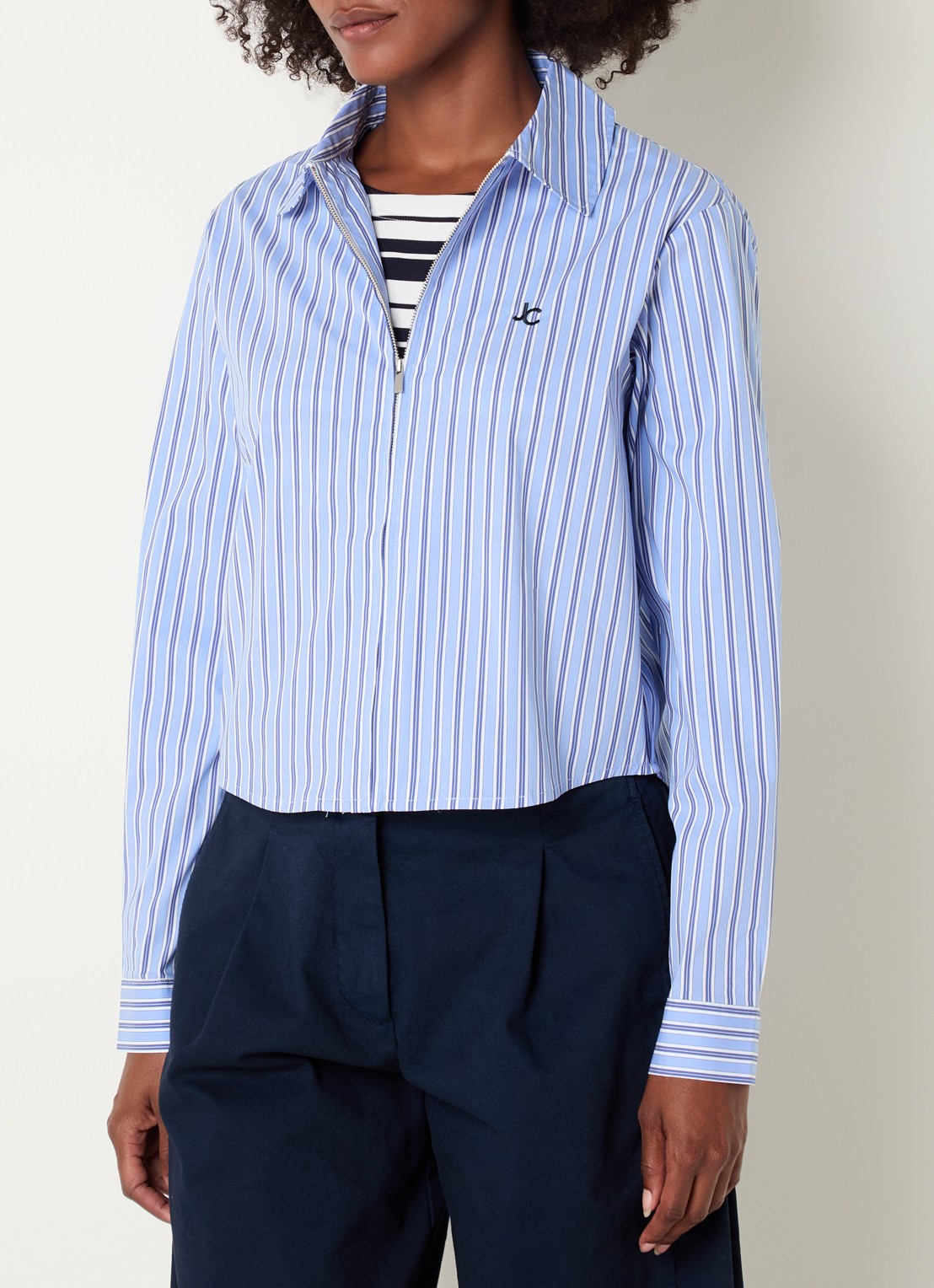 Josephine & Co Bodine blouse met streepprint en logoborduring - detail 3 lichtblauw