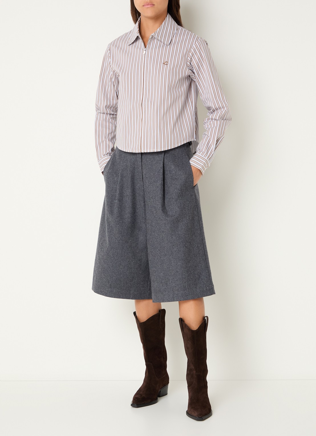 Josephine & Co Bodine blouse met streepprint en logoborduring - voorkant 2 camel