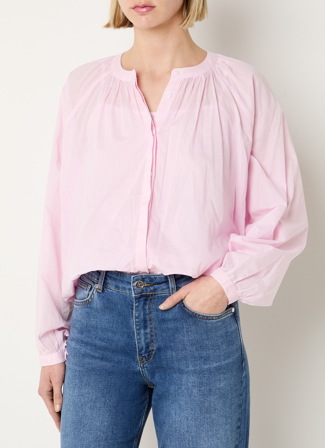 Josephine & Co Brooklynn blouse met stolpplooi en ballonmouw - detail 3 lichtroze