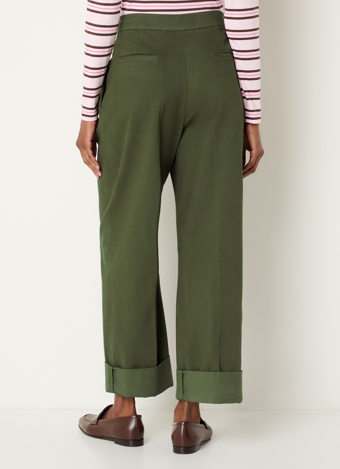 Josephine & Co Courtney high waist cropped loose fit chino met steekzakken - achterkant mosgroen