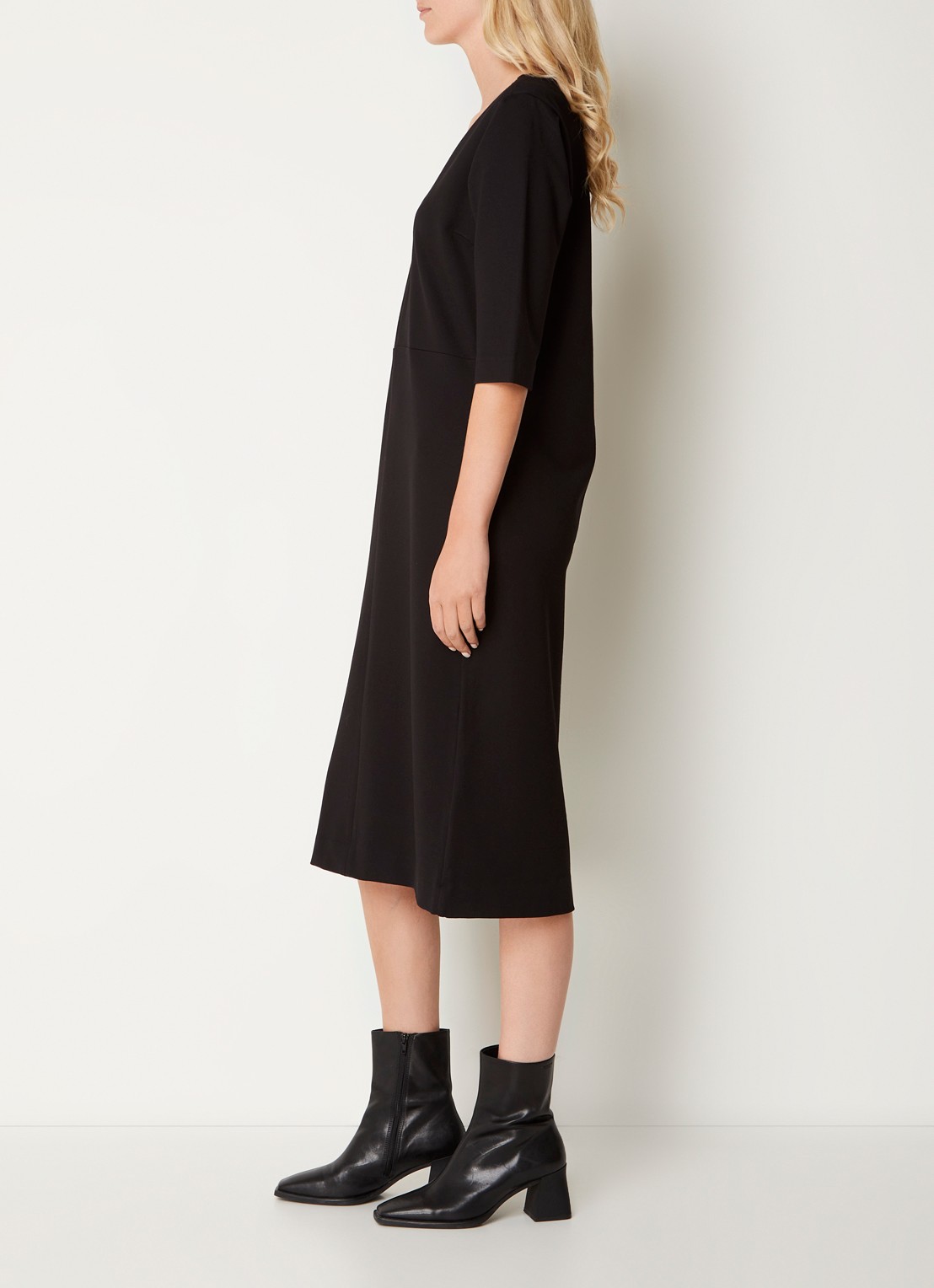 Josephine & Co Pippa midi jurk van jersey met V-hals - voorkant 2 zwart