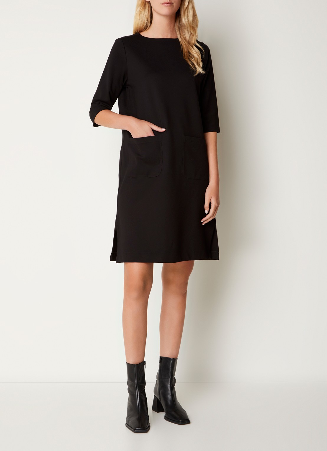 Josephine & Co Polly mini jurk van jersey met opgestikte zakken  - voorkant 4 zwart