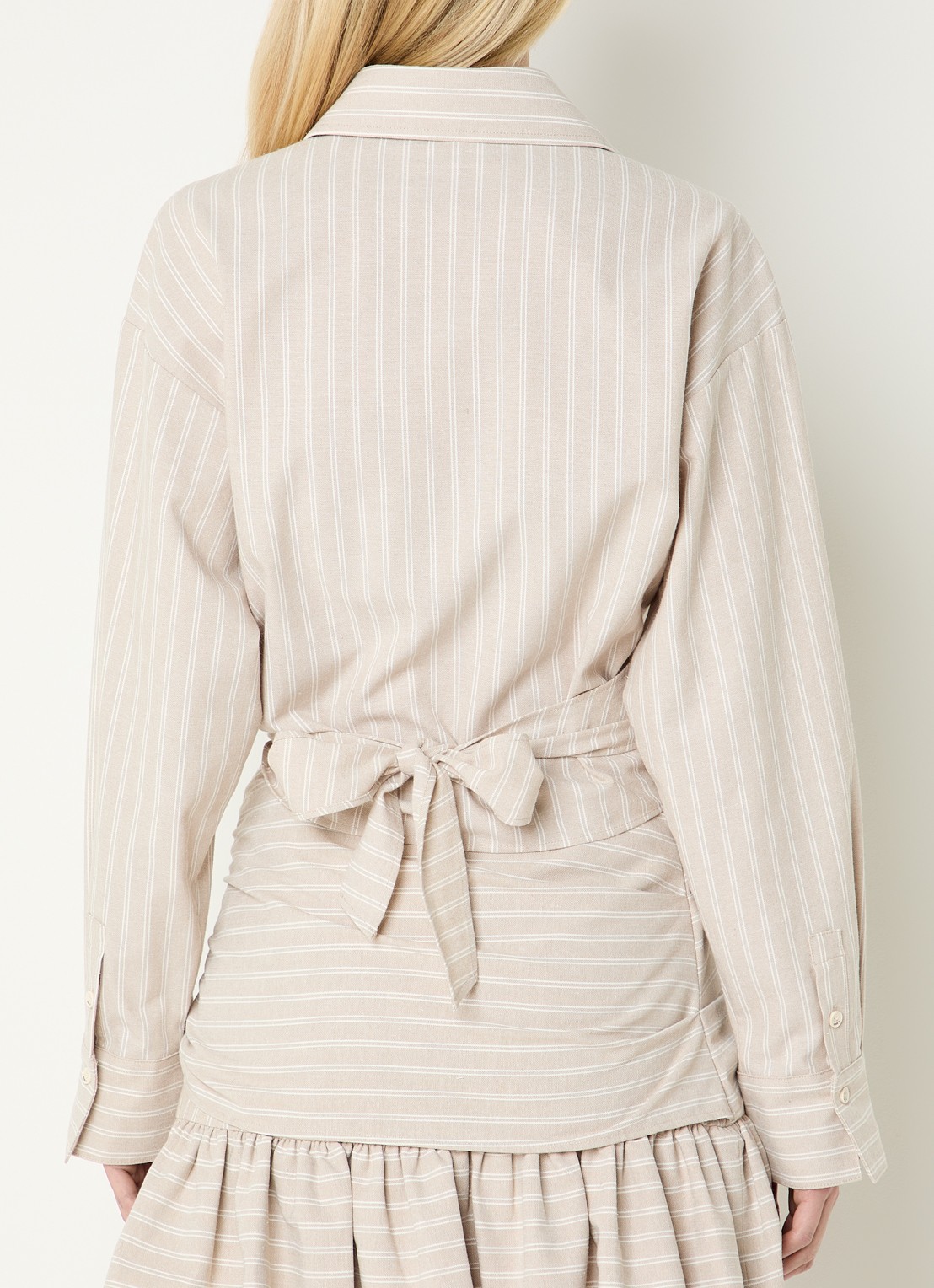 JOSH V Banks blouse met streepprint en strikceintuur - achterkant 4 beige