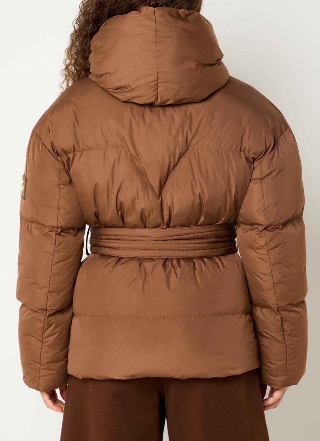 JOSH V Charlotte puffer jack met capuchon en ceintuur - achterkant cognac