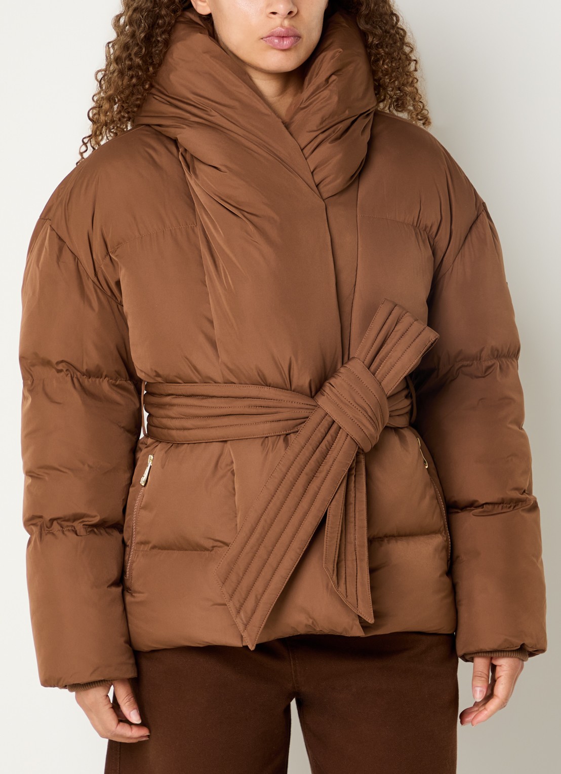 JOSH V Charlotte puffer jack met capuchon en ceintuur - detail 4 cognac