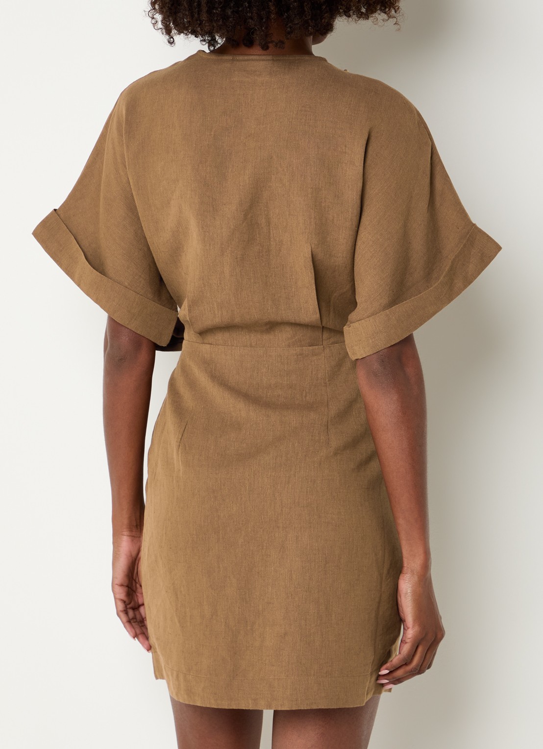 JOSH V Froukje mini wikkeljurk in linnenblend met strass - achterkant camel