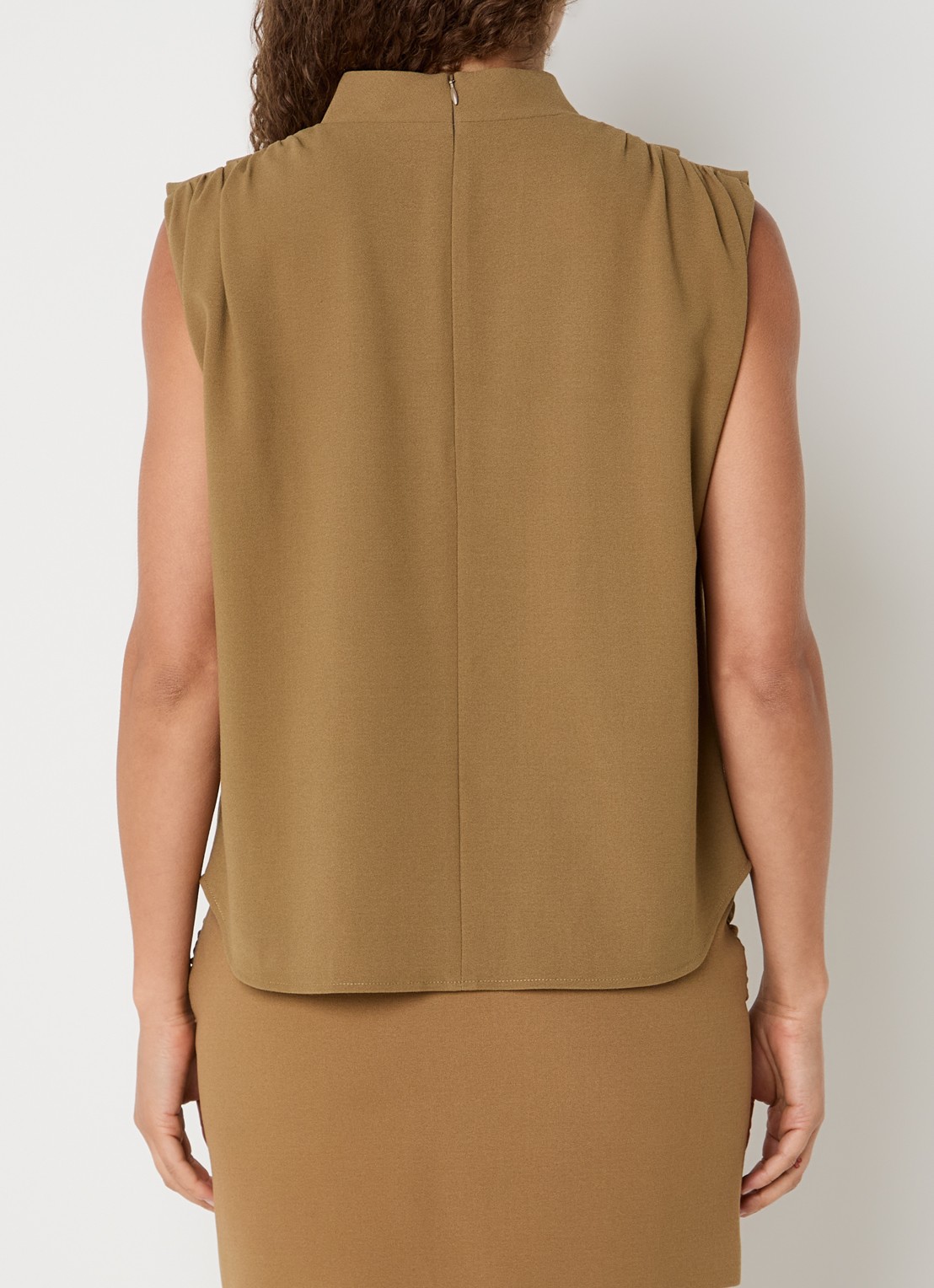 JOSH V Kiana mouwloze top met ruches - achterkant 4 camel