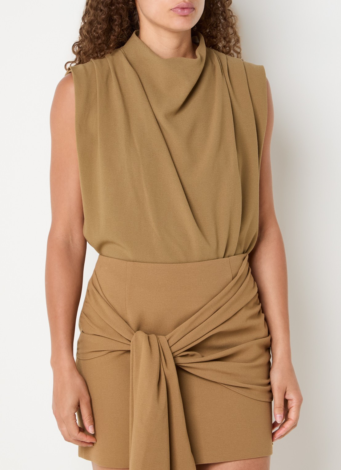 JOSH V Kiana mouwloze top met ruches - detail camel