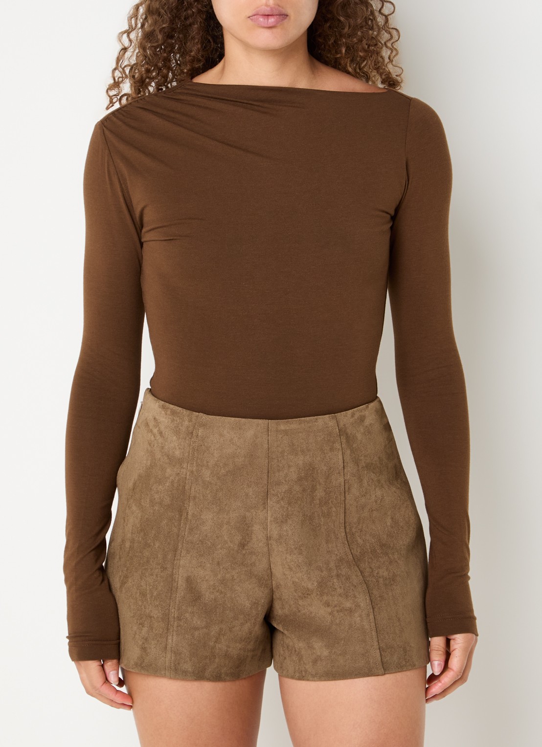 JOSH V Lenie top met ruches en asymmetrische hals - detail bruin