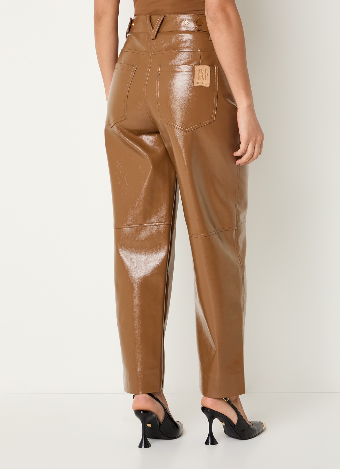 JOSH V Rae high waist tapered fit broek van imitatieleer met glanzende finish - achterkant 4 cognac
