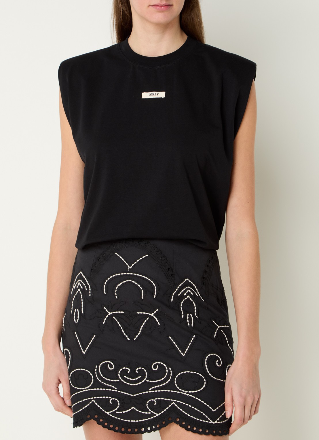 JOSH V Sue T-shirt met schoudervulling en logo - detail zwart