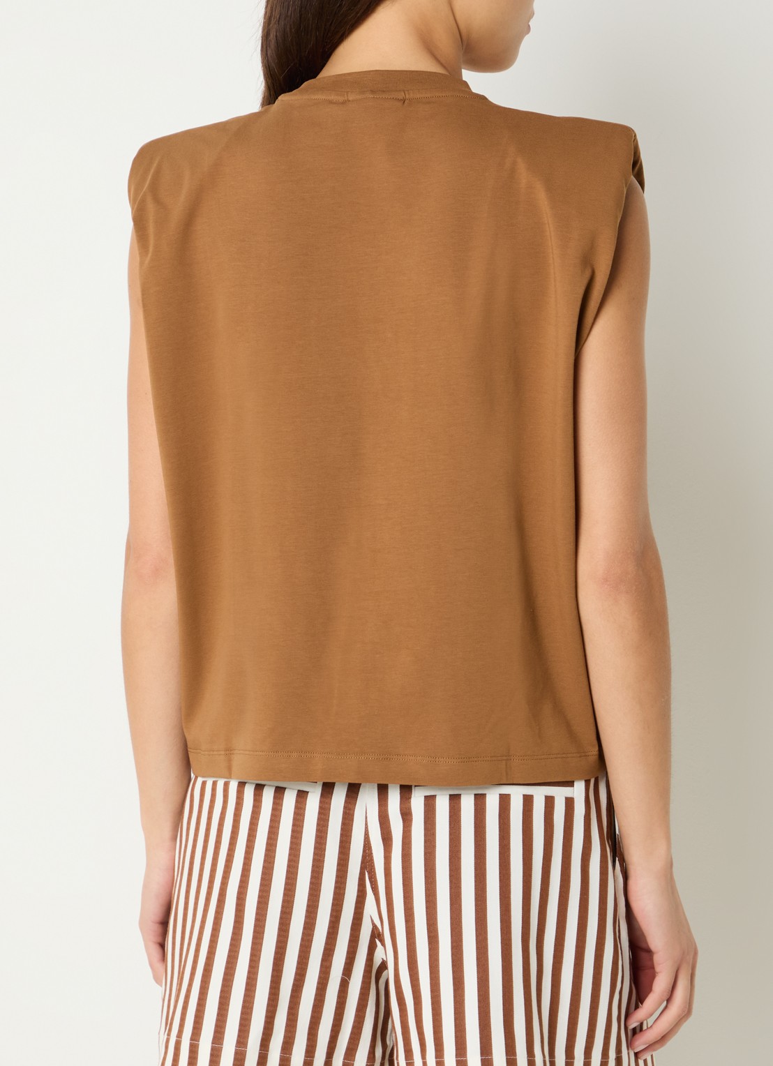 JOSH V Sue top met schoudervulling met logo - achterkant 4 bruin