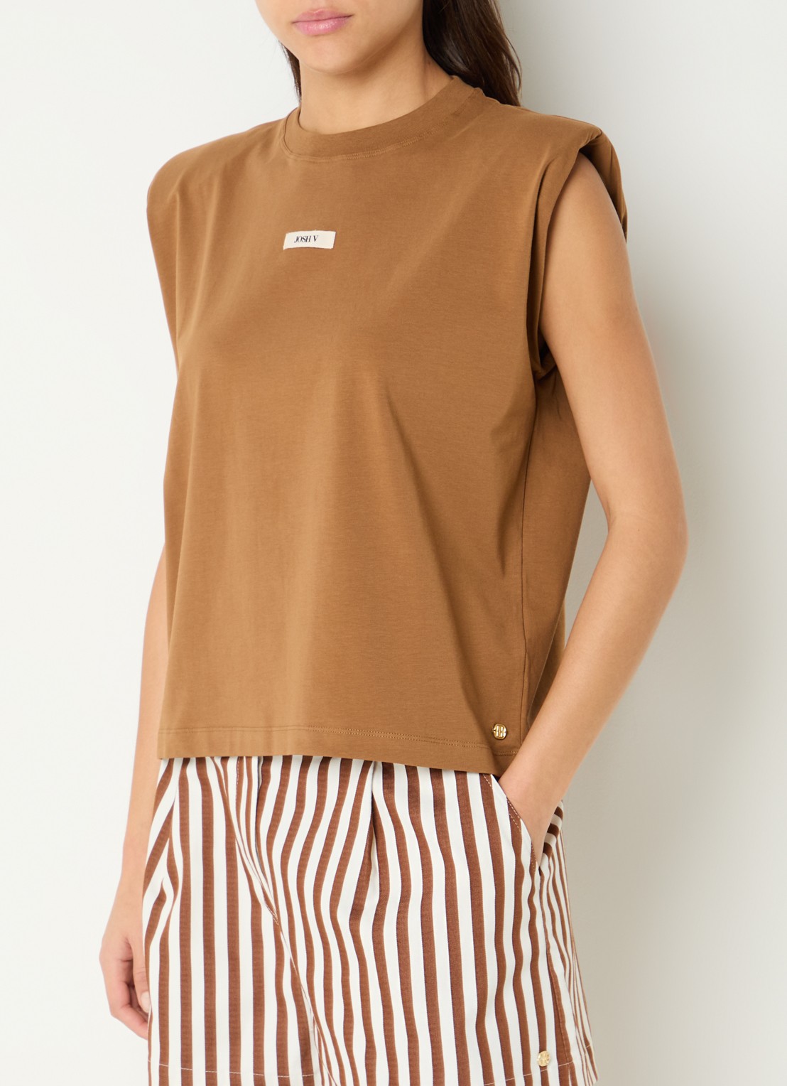 JOSH V Sue top met schoudervulling met logo - detail bruin