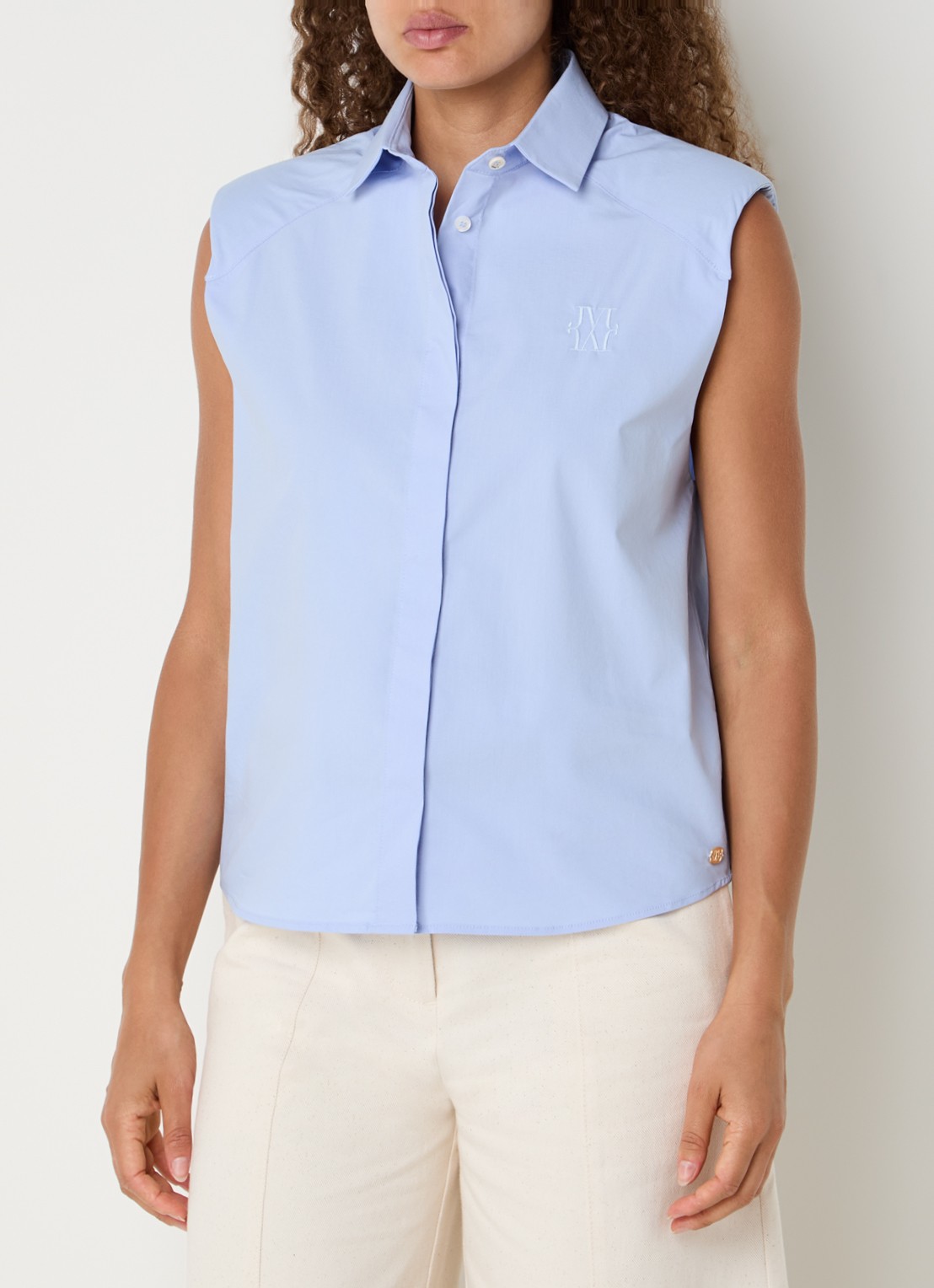 JOSH V Susie mouwloze blouse met schoudervulling en logoborduring - detail 3 lichtblauw
