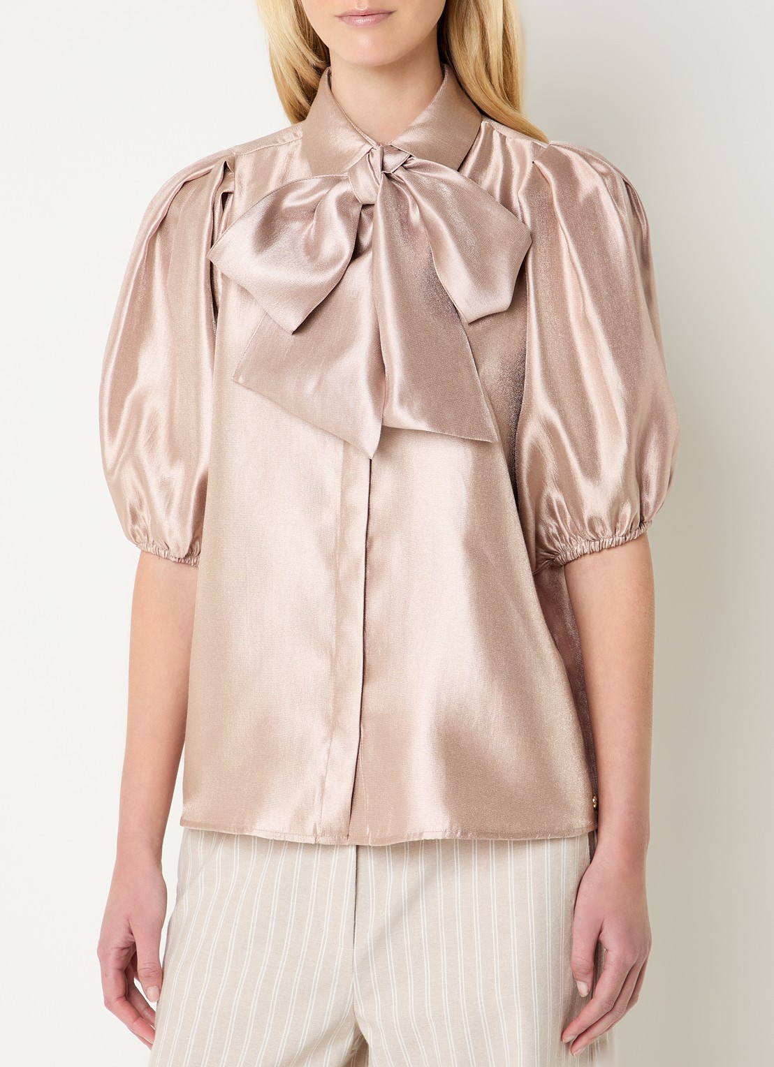 JOSH V Sylviana Blouse van satijn met afneembare sjaalkraag - detail 4 lichtroze