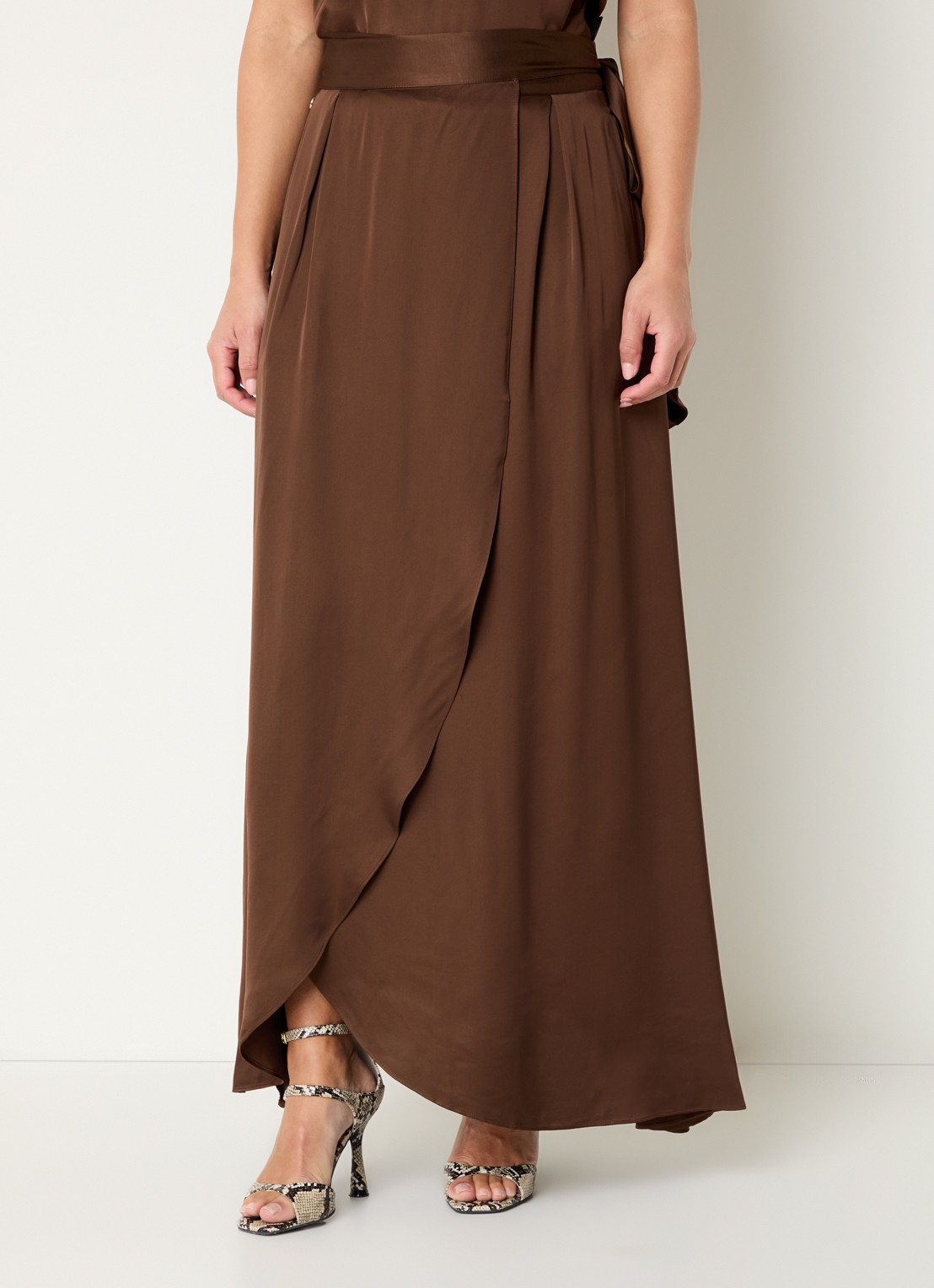 JOSH V Yamicia maxi wikkelrok van satijn - detail donkerbruin