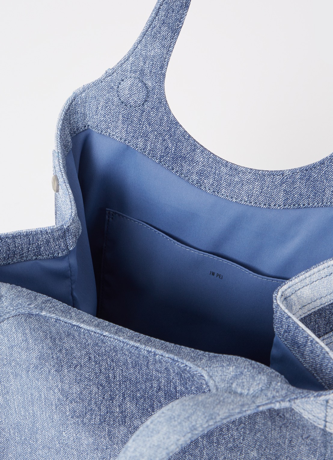 JW PEI Alaia schoudertas  met denim dessin - detail 3 indigo