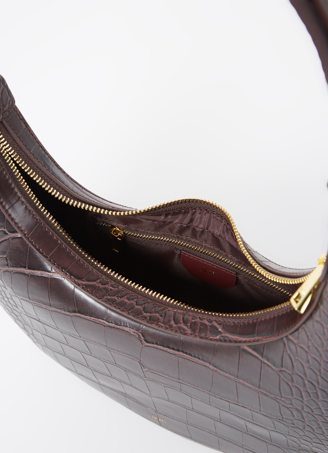 JW PEI Carly schoudertas met crocostructuur - detail 3 bordeauxrood