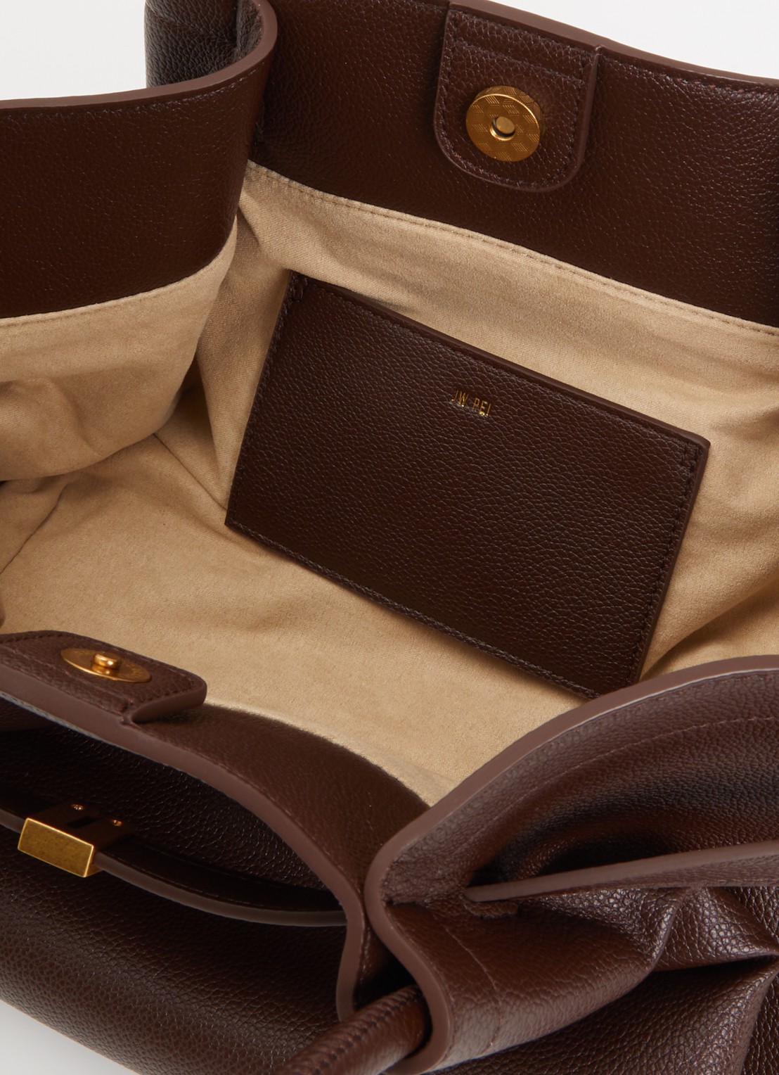 JW PEI Hana Medium schoudertas met logo - detail 2 donkerbruin