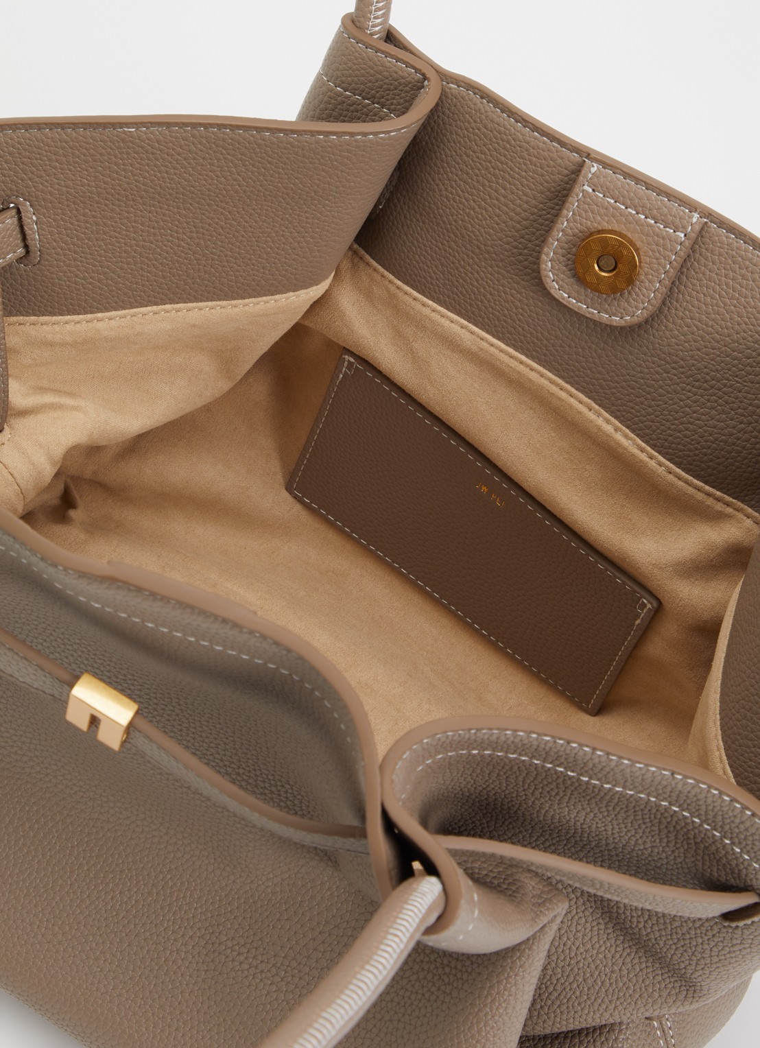 JW PEI Hana Medium schoudertas met logo - detail taupe