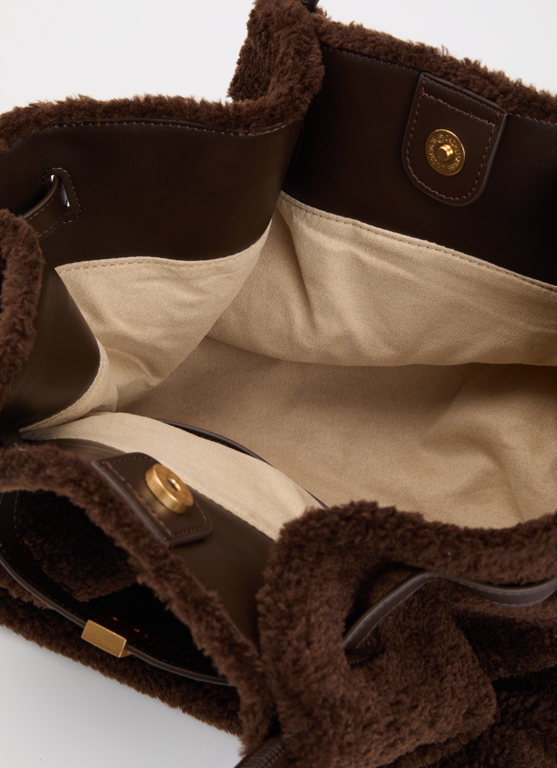 JW PEI Hana Medium schoudertas van teddy - detail 2 bruin