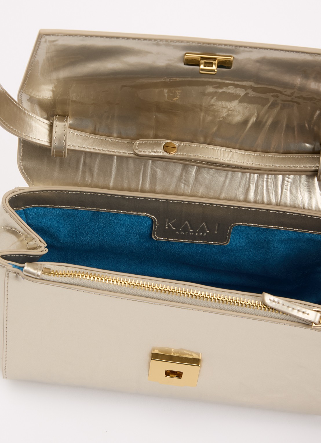 KAAI Ikon clutch van kalfsleer met lakfinish en verstelbare schouderriem - detail 5 goud