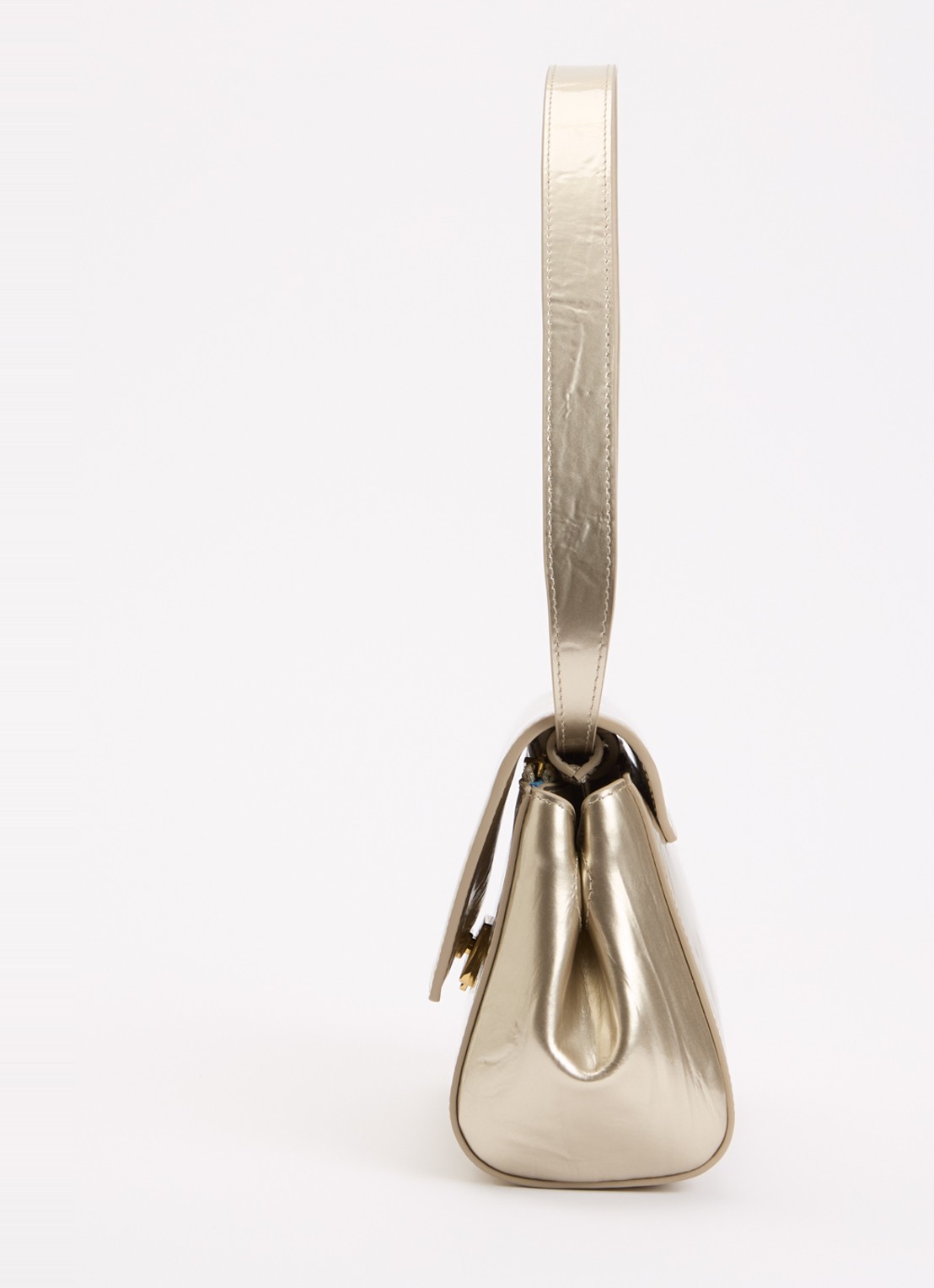 KAAI Ikon clutch van kalfsleer met lakfinish en verstelbare schouderriem - detail 6 goud