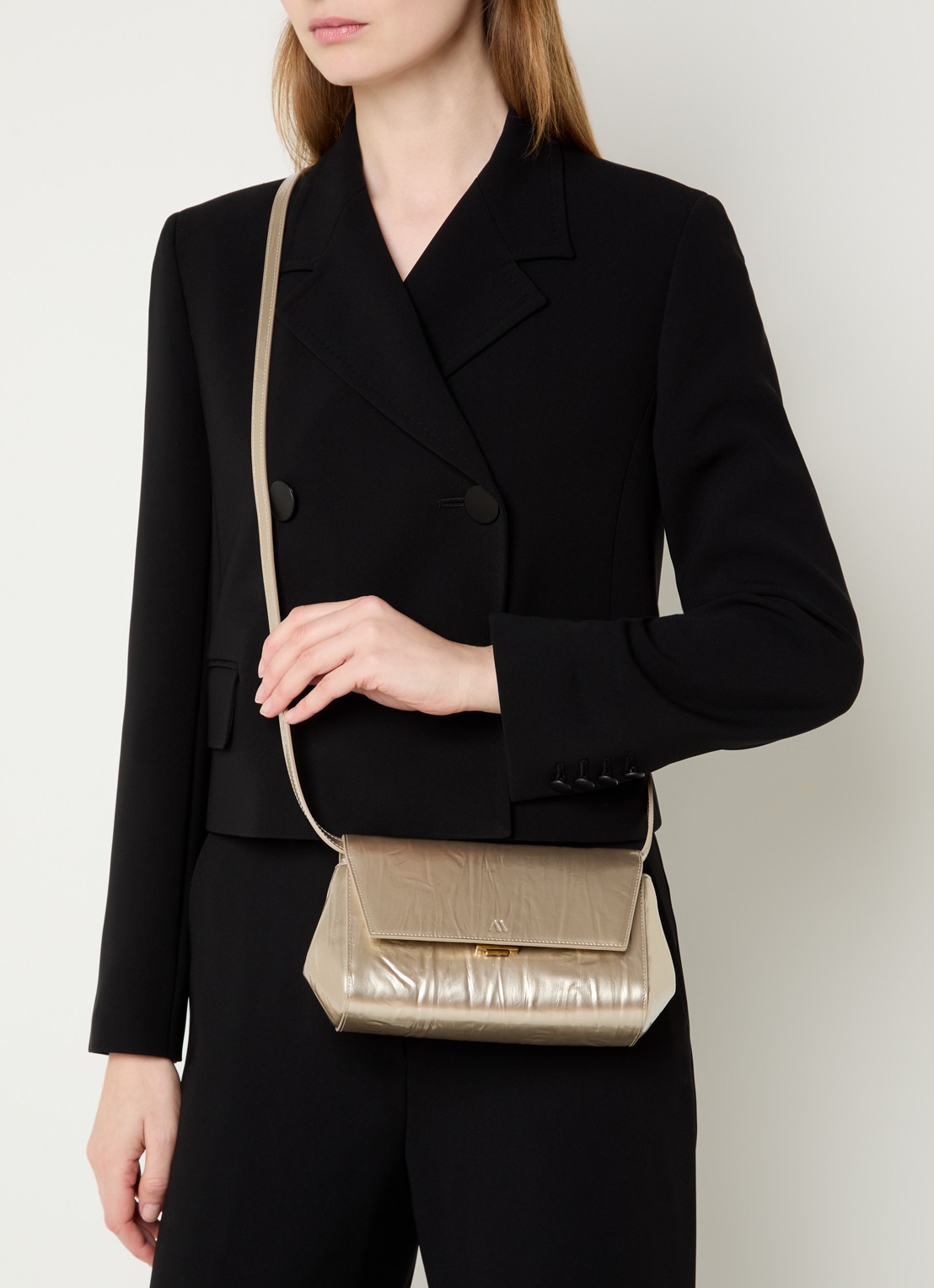 KAAI Ikon clutch van kalfsleer met lakfinish en verstelbare schouderriem - voorkant 3 goud