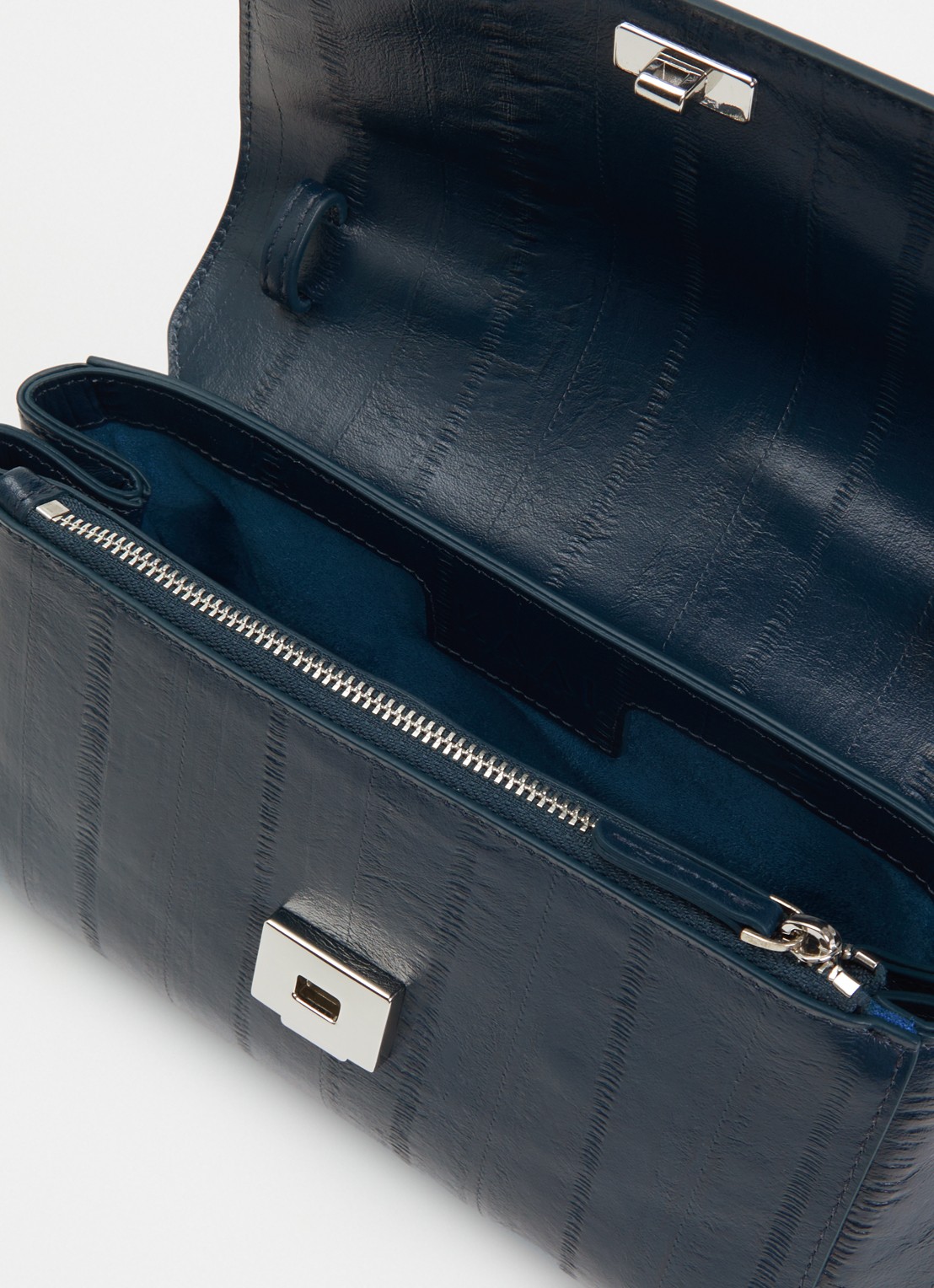 KAAI Ikon clutch van kalfsleer met textuur en afneembare schouderriem - detail 2 petrol