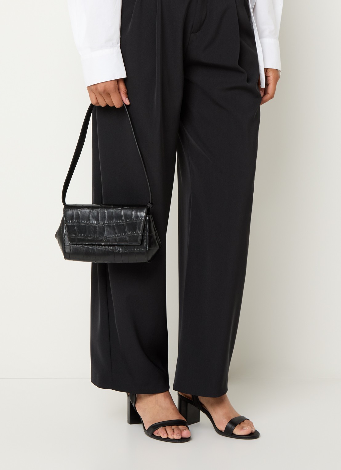 KAAI Ikon clutch van leer met afneembare schouderriem - voorkant 6 zwart