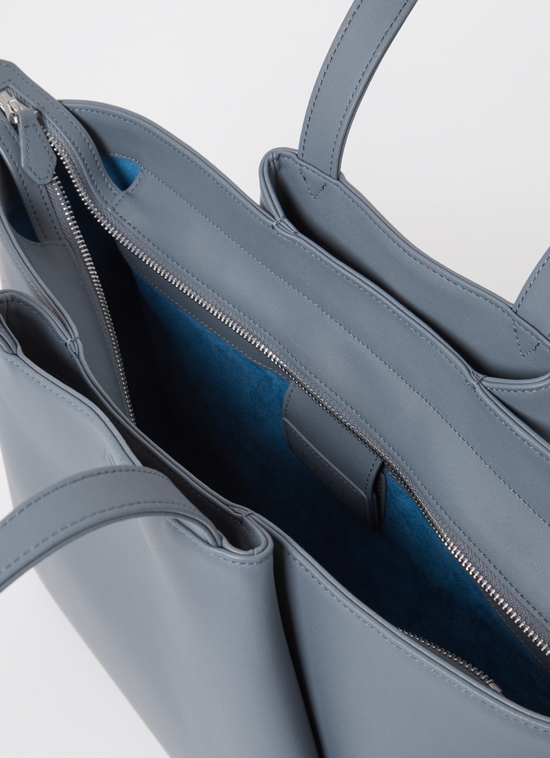 KAAI Midi Pyramid schoudertas van leer met 13.5 inch laptopvak - detail 2 grijs