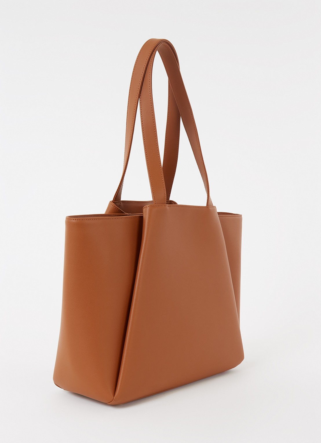 KAAI Midi Pyramid schoudertas van leer met 13.5 inch laptopvak - achterkant cognac