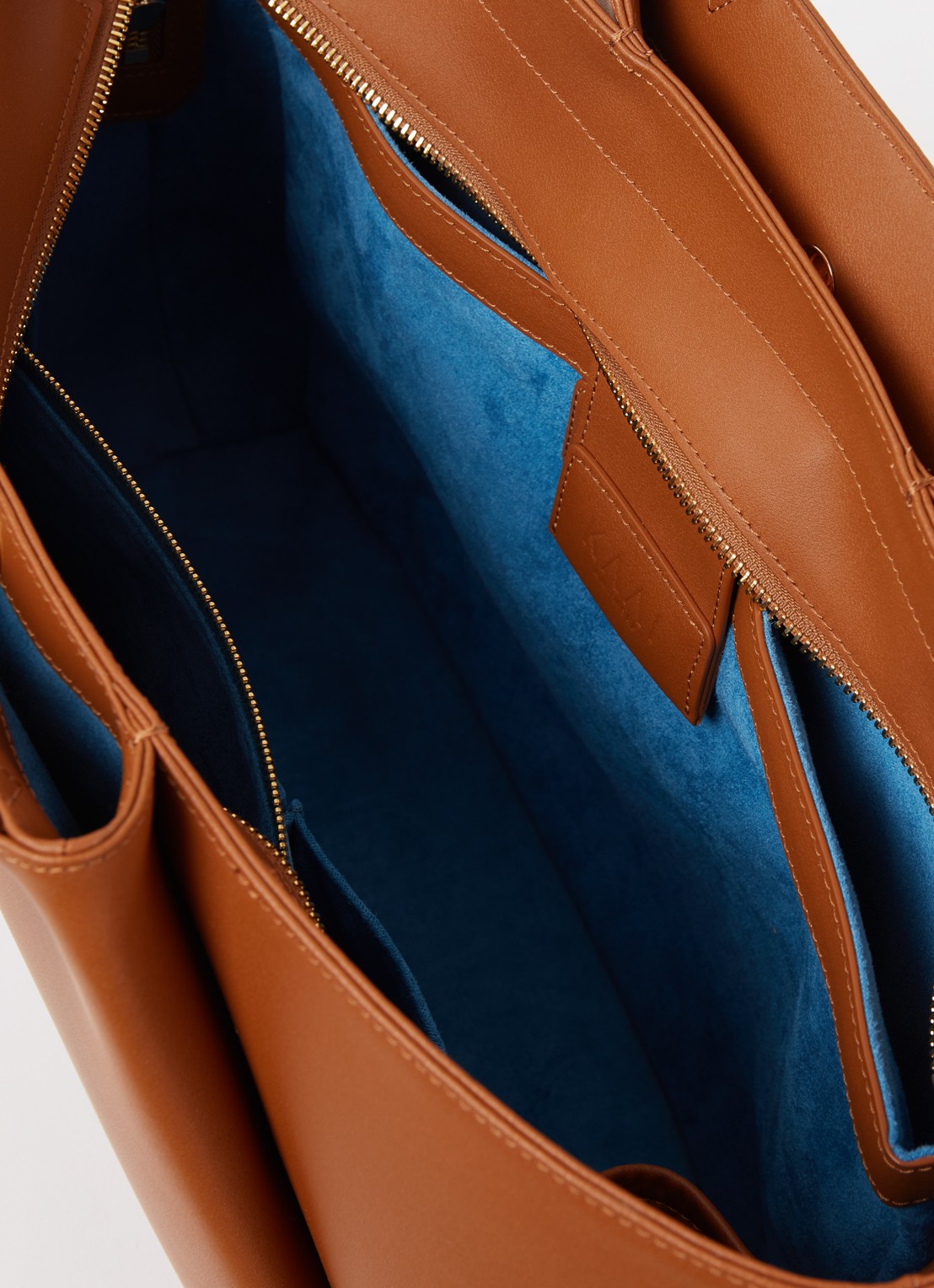 KAAI Midi Pyramid schoudertas van leer met 13.5 inch laptopvak - detail 2 cognac