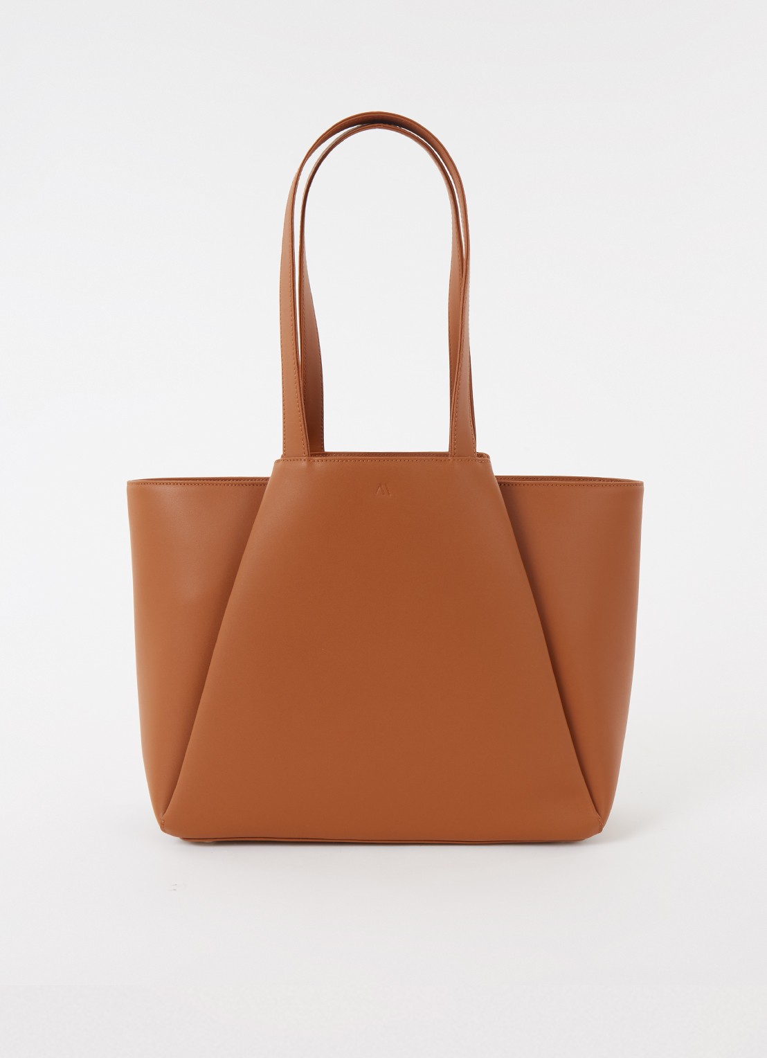 KAAI Midi Pyramid schoudertas van leer met 13.5 inch laptopvak - voorkant 4 cognac