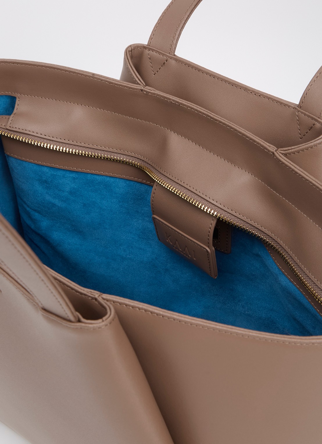 KAAI Midi Pyramid schoudertas van leer met 13 inch laptopvak - detail 2 taupe