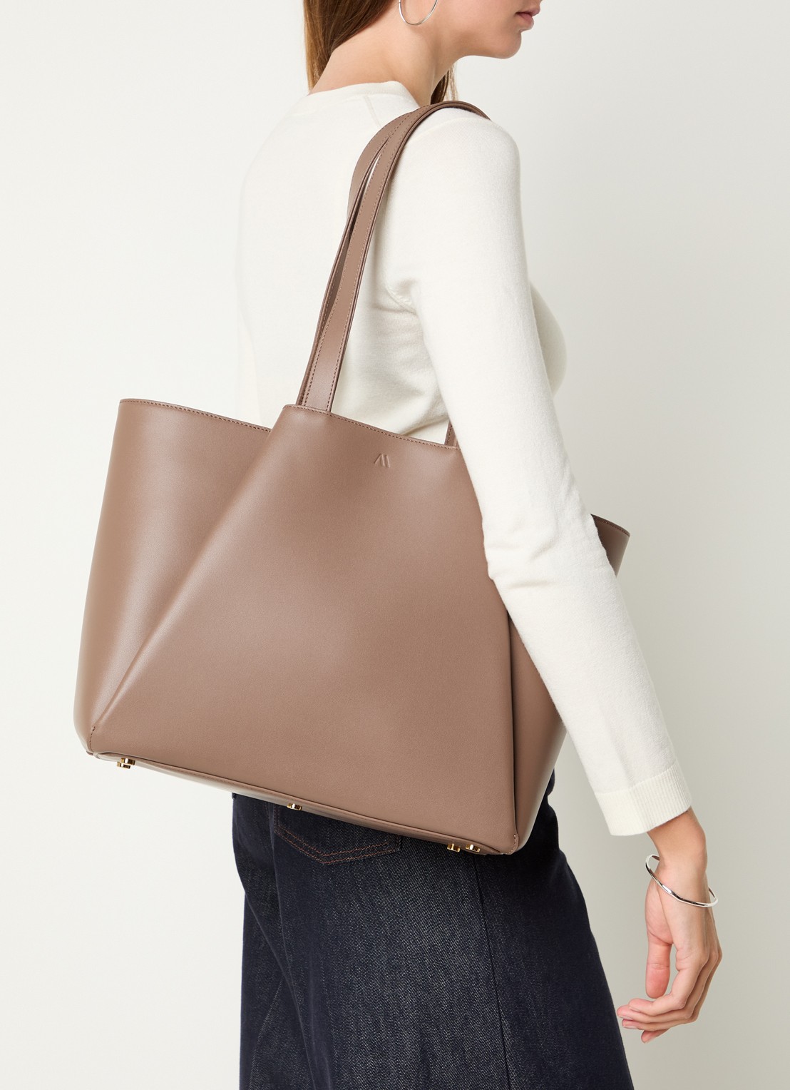 KAAI Midi Pyramid schoudertas van leer met 13 inch laptopvak - voorkant 6 taupe