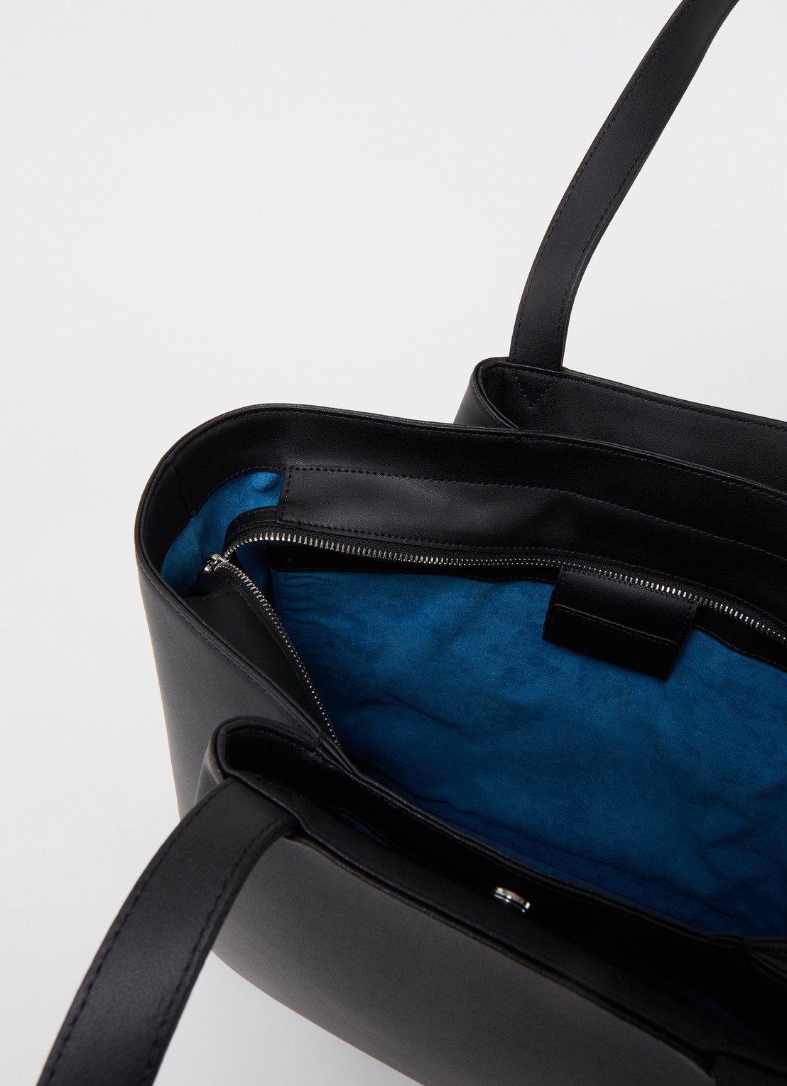 KAAI Midi Pyramid schoudertas van leer met 13 inch laptopvak - detail 2 zwart