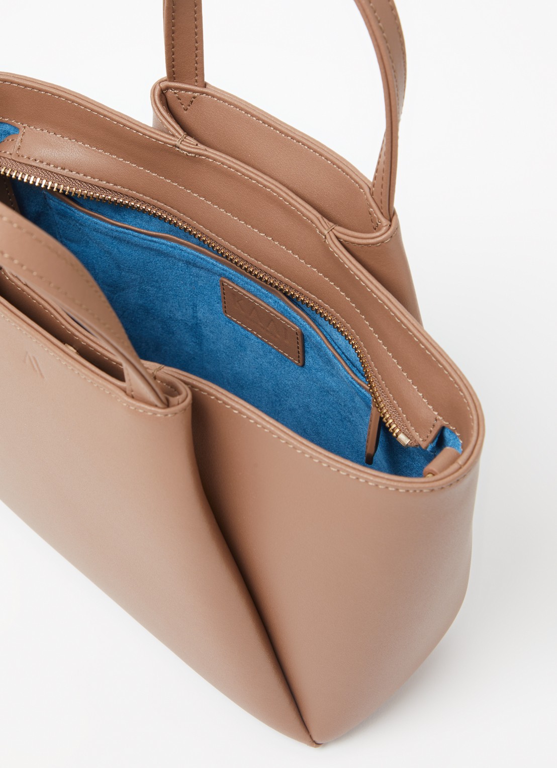 KAAI Mini Pyramid handtas van leer - detail 2 taupe