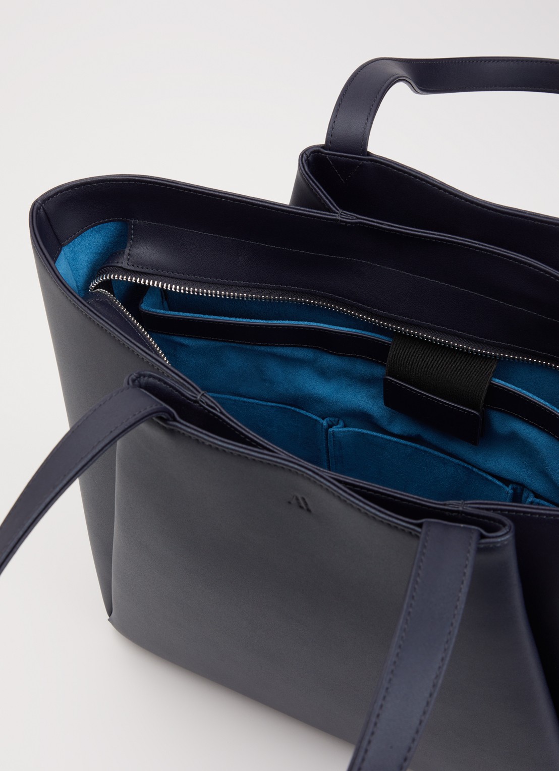 KAAI Pyramid schoudertas van leer met 15 inch laptopvak - detail 2 blauw