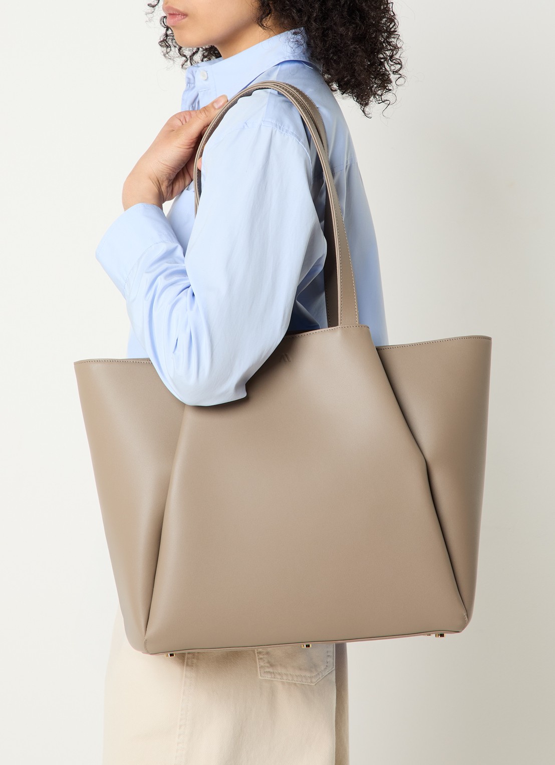 KAAI Pyramid schoudertas van leer met 15 inch laptopvak - voorkant 5 taupe