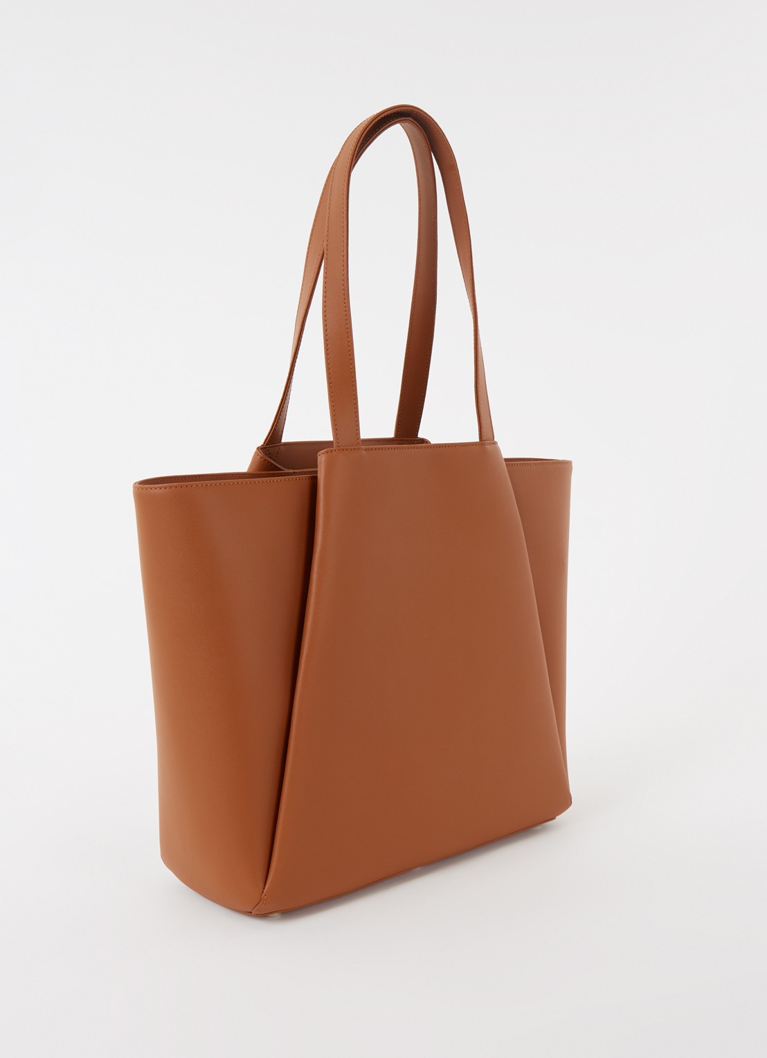 KAAI Pyramid schoudertas van leer met 15 inch laptopvak - achterkant cognac