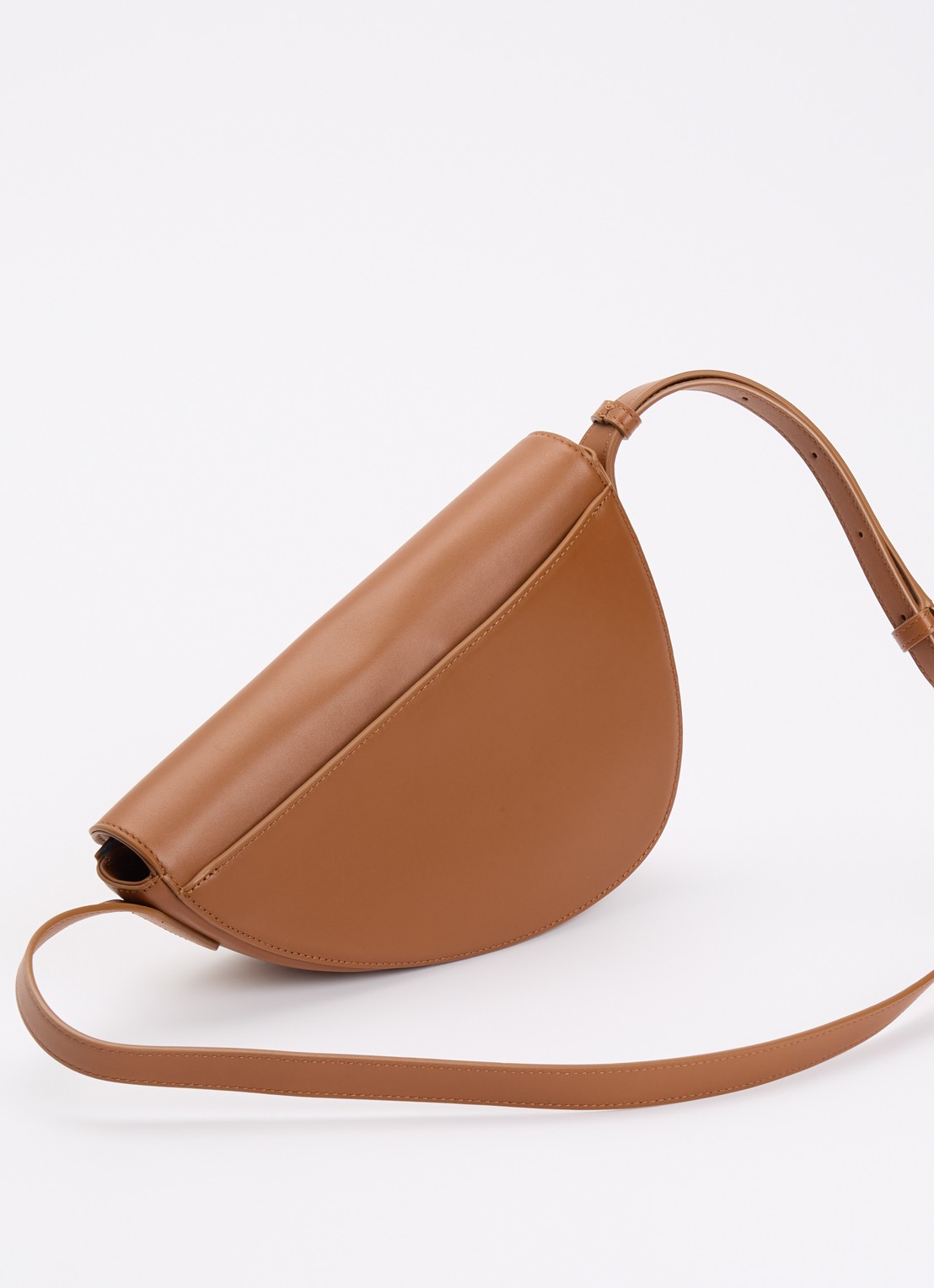 KAAI Rebel crossbodytas van leer - achterkant cognac