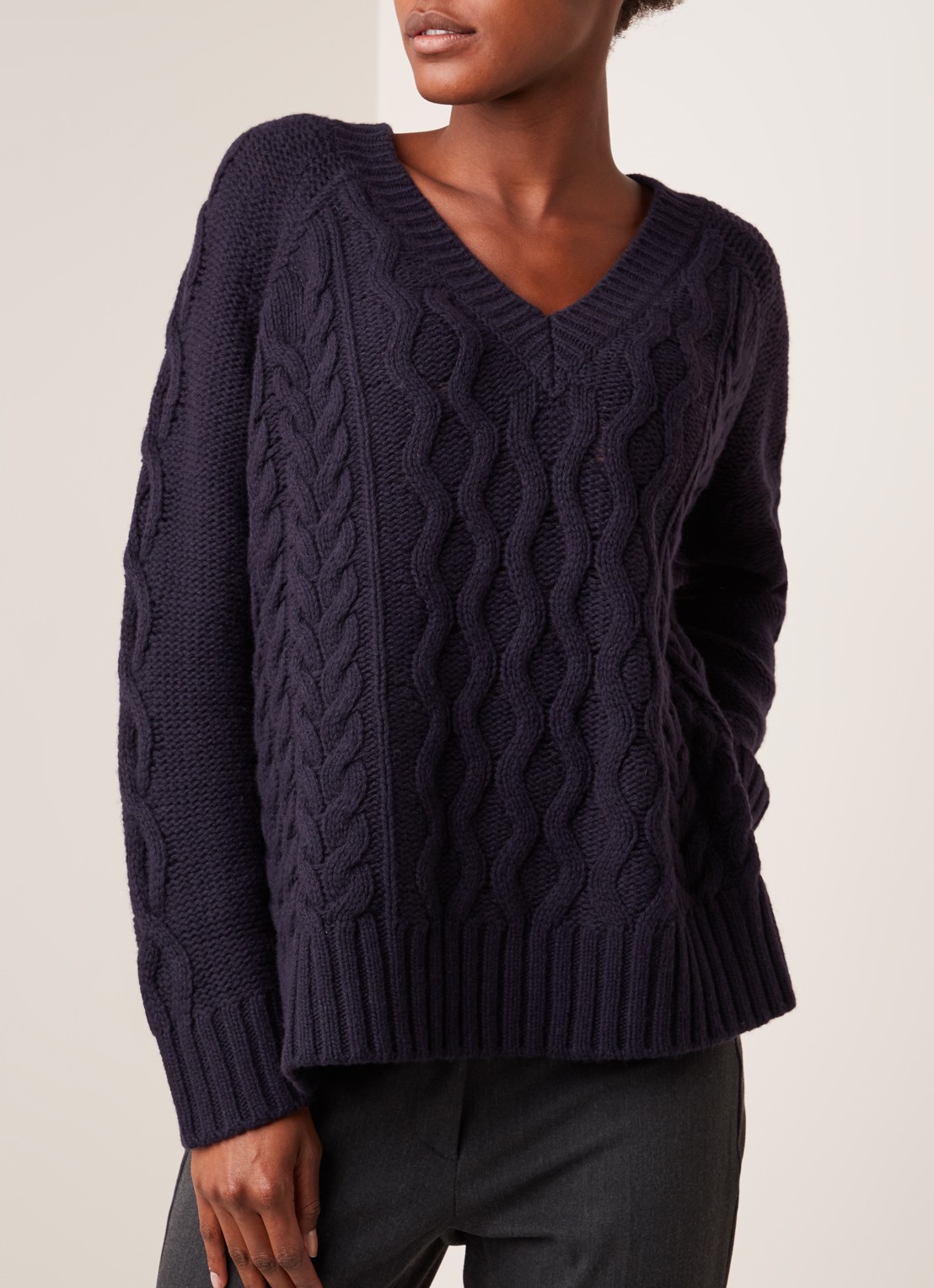 Kabelgebreide pullover van wol met V-hals - detail 2 donkerblauw