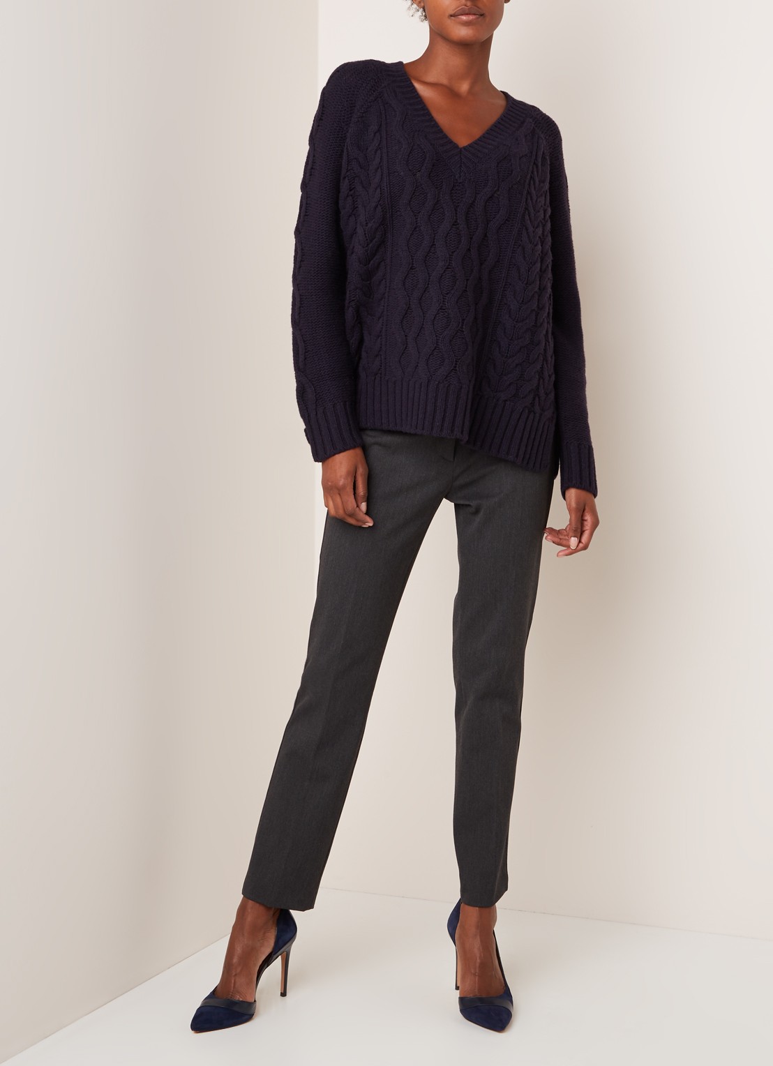 Kabelgebreide pullover van wol met V-hals - voorkant 4 donkerblauw